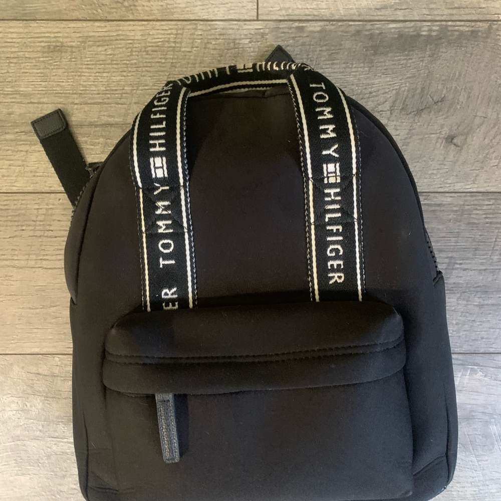 Tommy Hilfiger mini backpack in good condition. Color black and white.